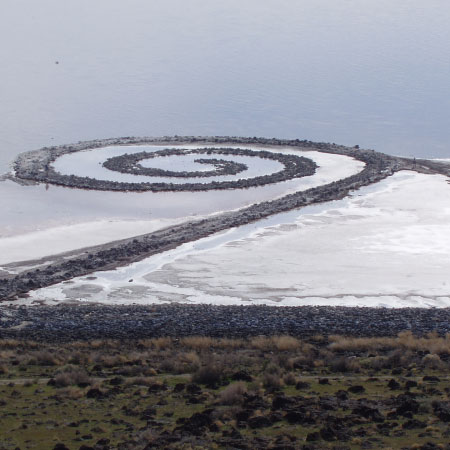 Plan lointain de l'oeuvre de Land art Spriral Jetty