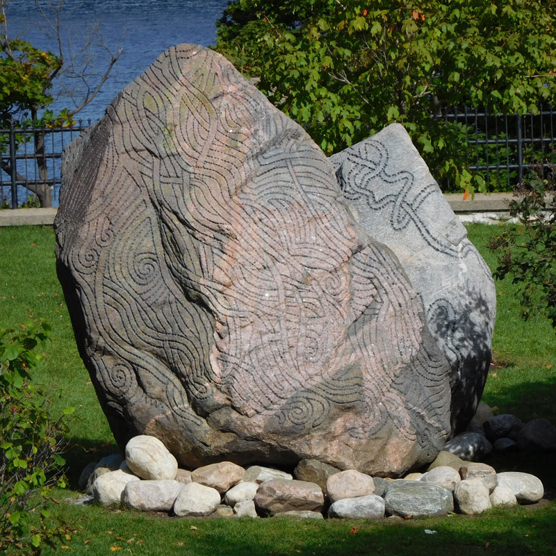 Grosse roche gravée et installée dans un parc