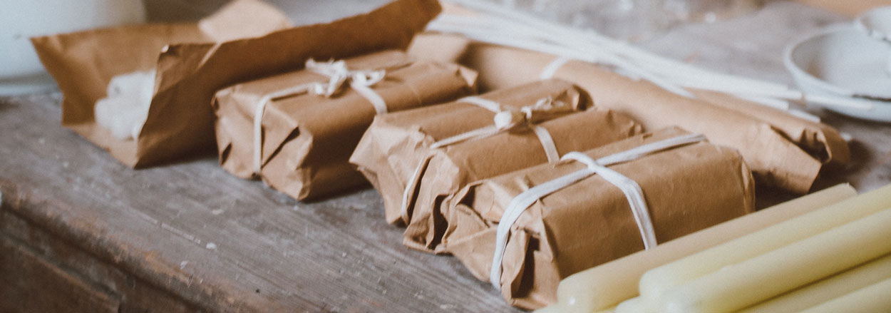 Plusieurs paquets emballés dans du papier kraft brun avec de la ficelle de corde