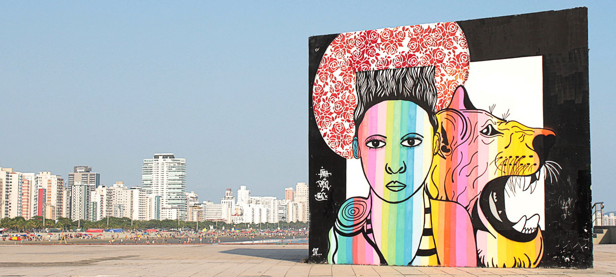 Fresque murale peinte d'une femme devant une tête de tête de lion rugissant avec paysage de plage en zone urbaine en arrière plan